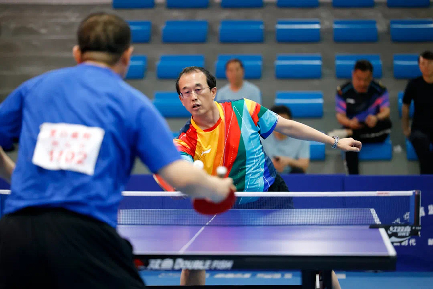 配文1：局長高長生與男子單打冠軍進行友誼賽。