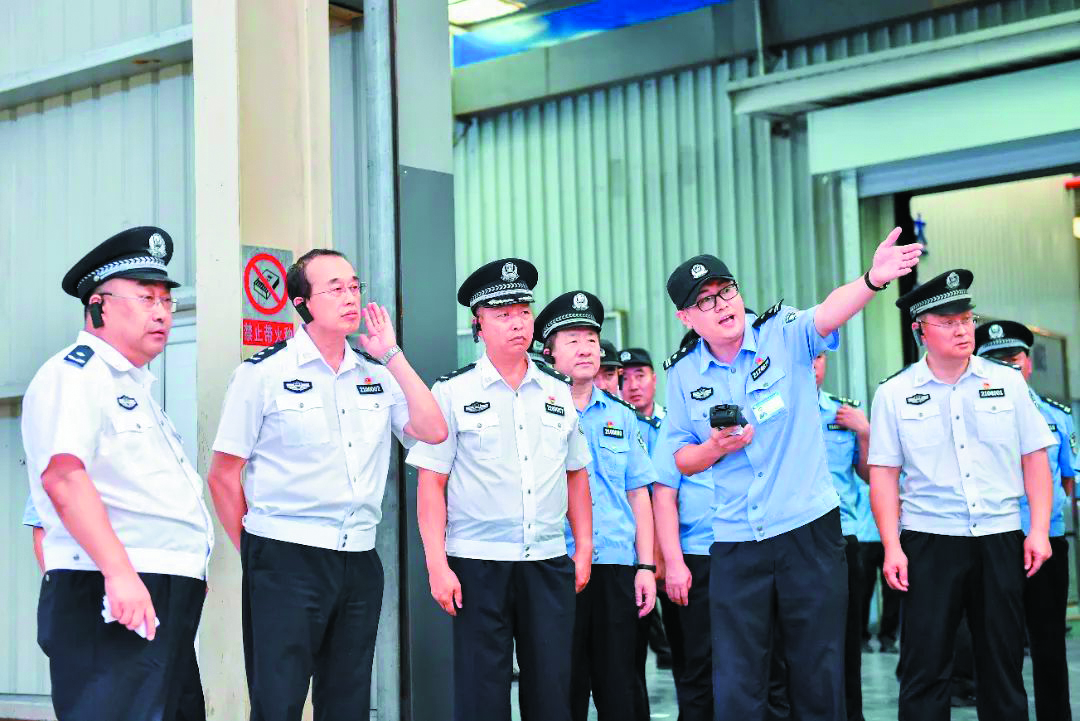 配文1：高長(zhǎng)生一行深入監(jiān)區(qū)調(diào)研。