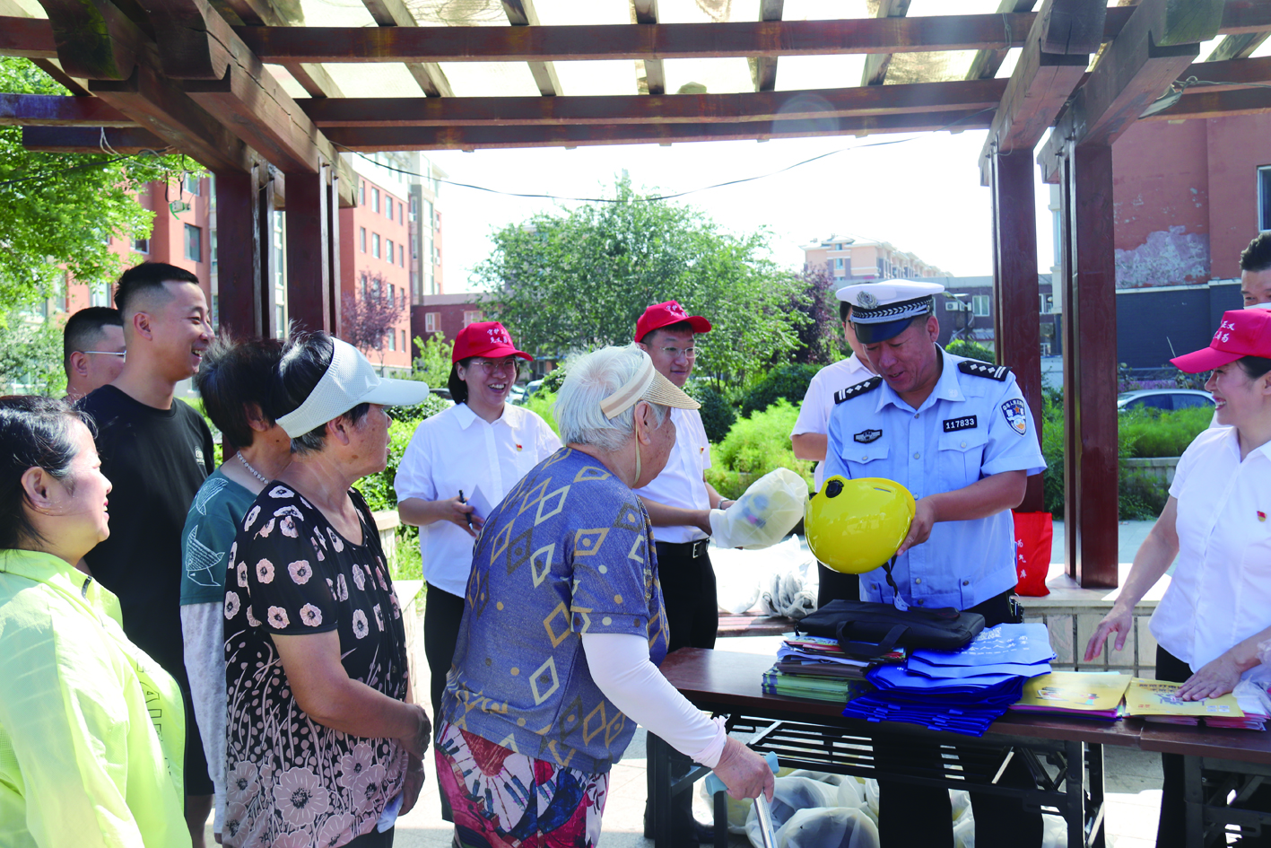 面對(duì)面解答群眾的咨詢。