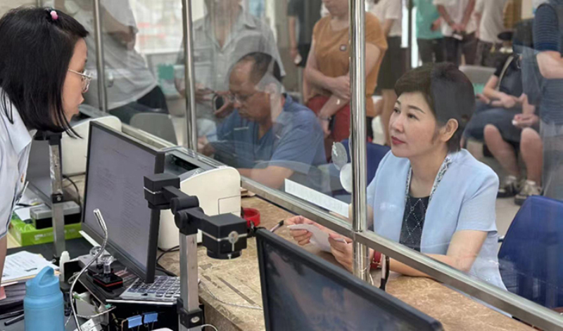 丹東市司法局黨組書記、局長牛莉在公證窗口體驗辦證