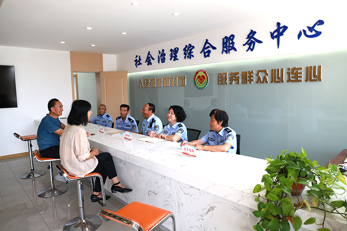 評(píng)理說(shuō)事小分隊(duì)調(diào)解百姓糾紛 孟浩 攝