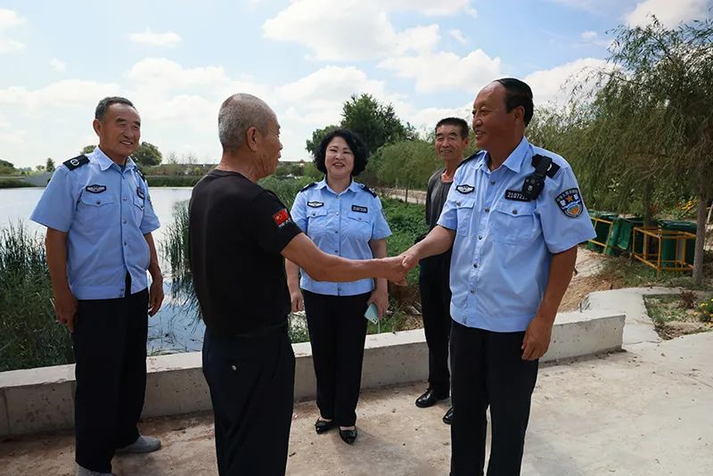 村民感謝評理說事員的悉心調(diào)解。