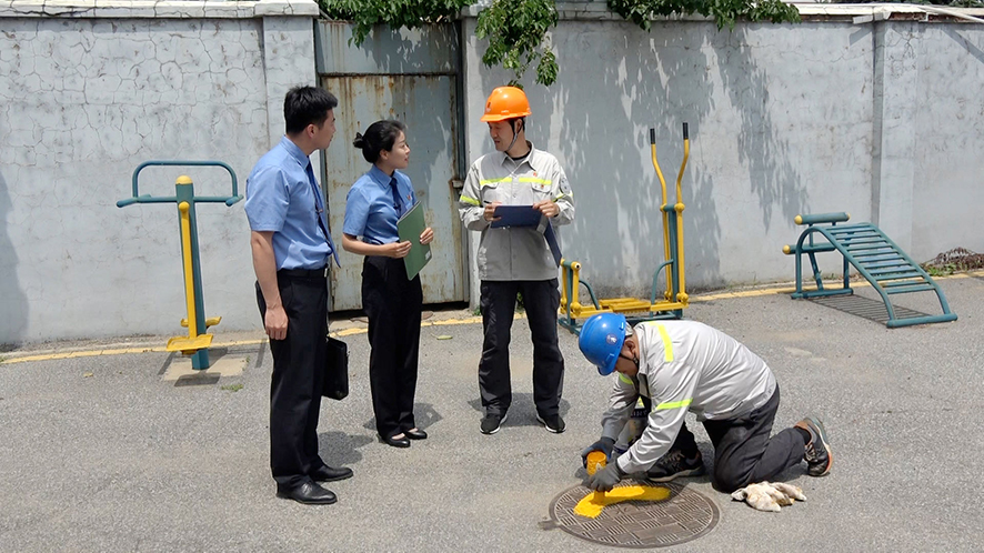 撫順市人民檢察院檢察官到撫礦煉油廠區(qū)內(nèi)查看窖井蓋管理情況