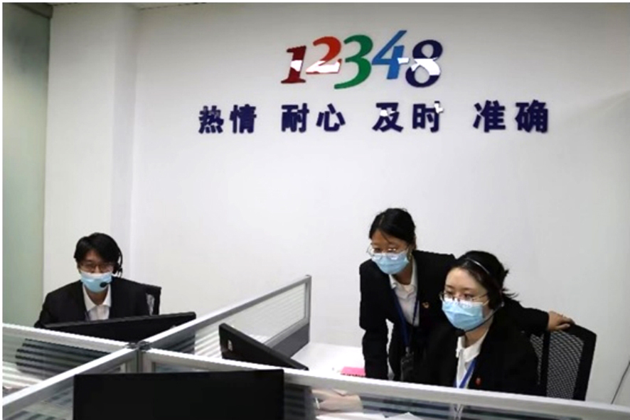 配文1:接線(xiàn)員正在解答群眾咨詢(xún)