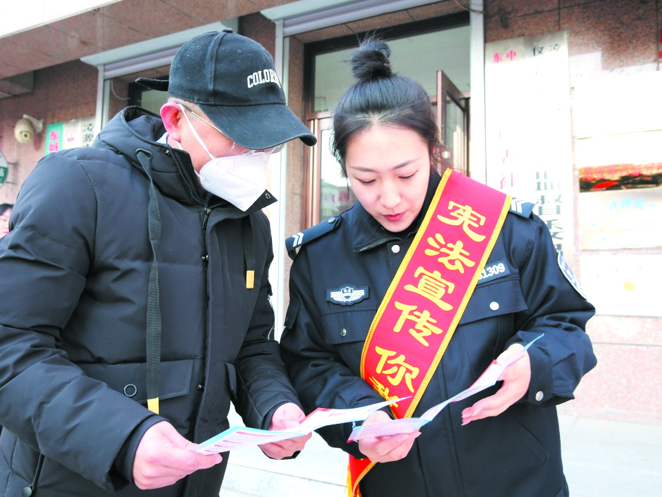 民警進(jìn)社區(qū)開展憲法宣傳副本