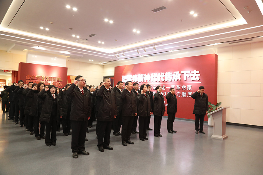 2023年2月28日，撫順市檢察院全體干警到撫順市雷鋒紀(jì)念館參觀學(xué)習(xí)，重溫入黨誓詞