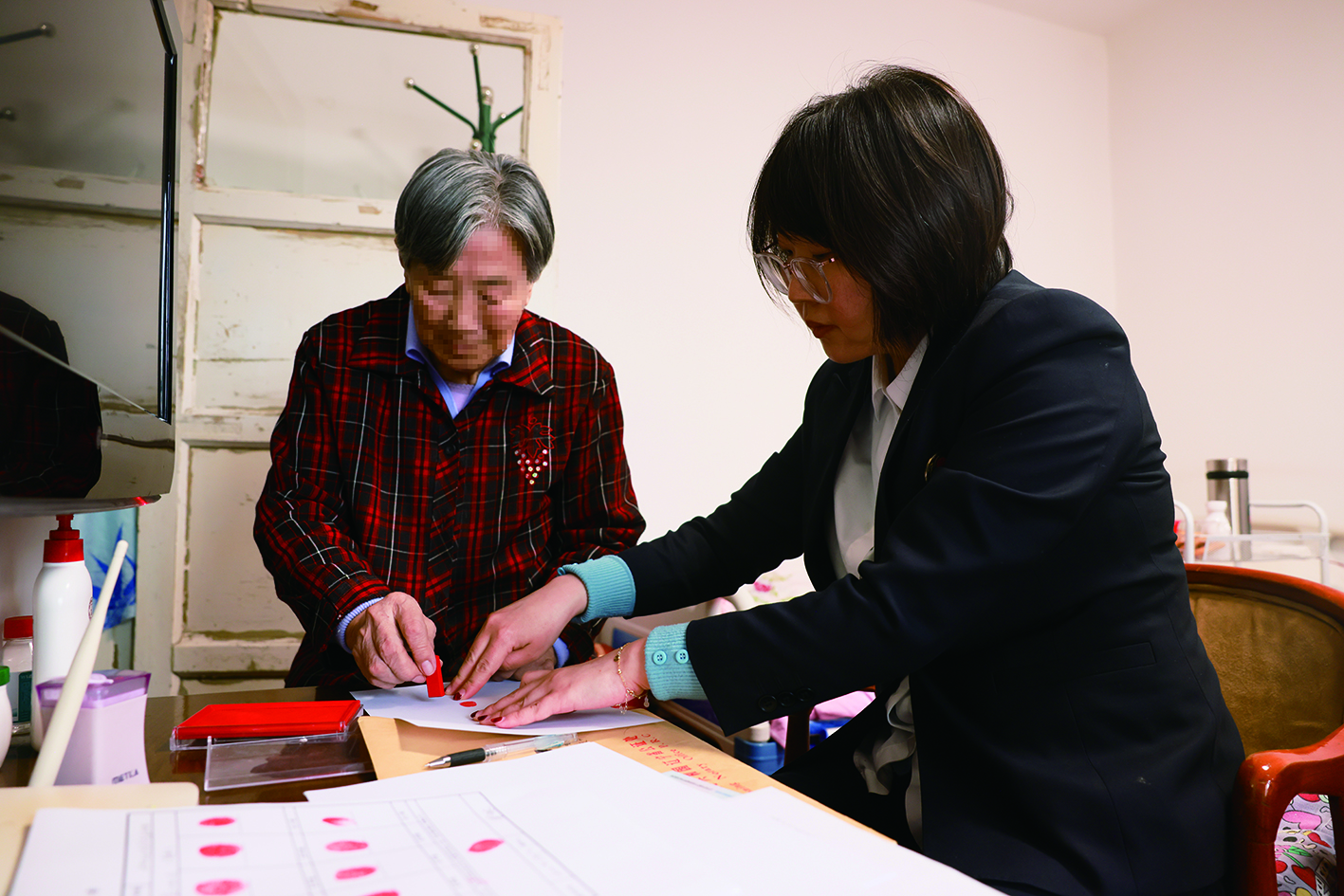 圖為公證員蘇琳在老人家中辦理公證業(yè)務(wù) 孟浩 攝
