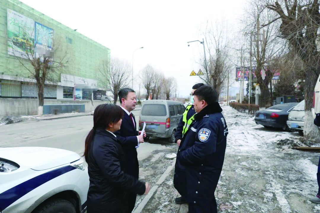 承辦檢察官?gòu)?fù)核案發(fā)現(xiàn)場(chǎng)。