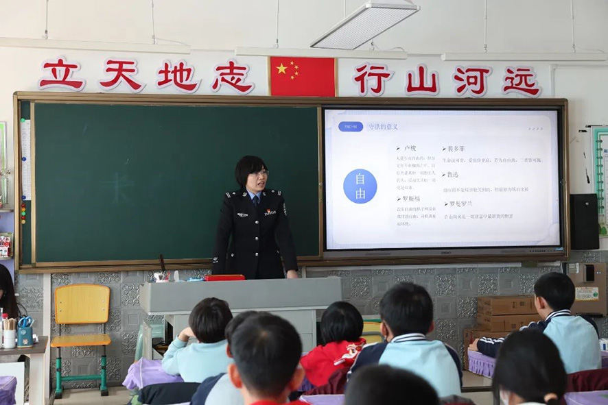 省女子監(jiān)獄民警為同學(xué)們上普法課