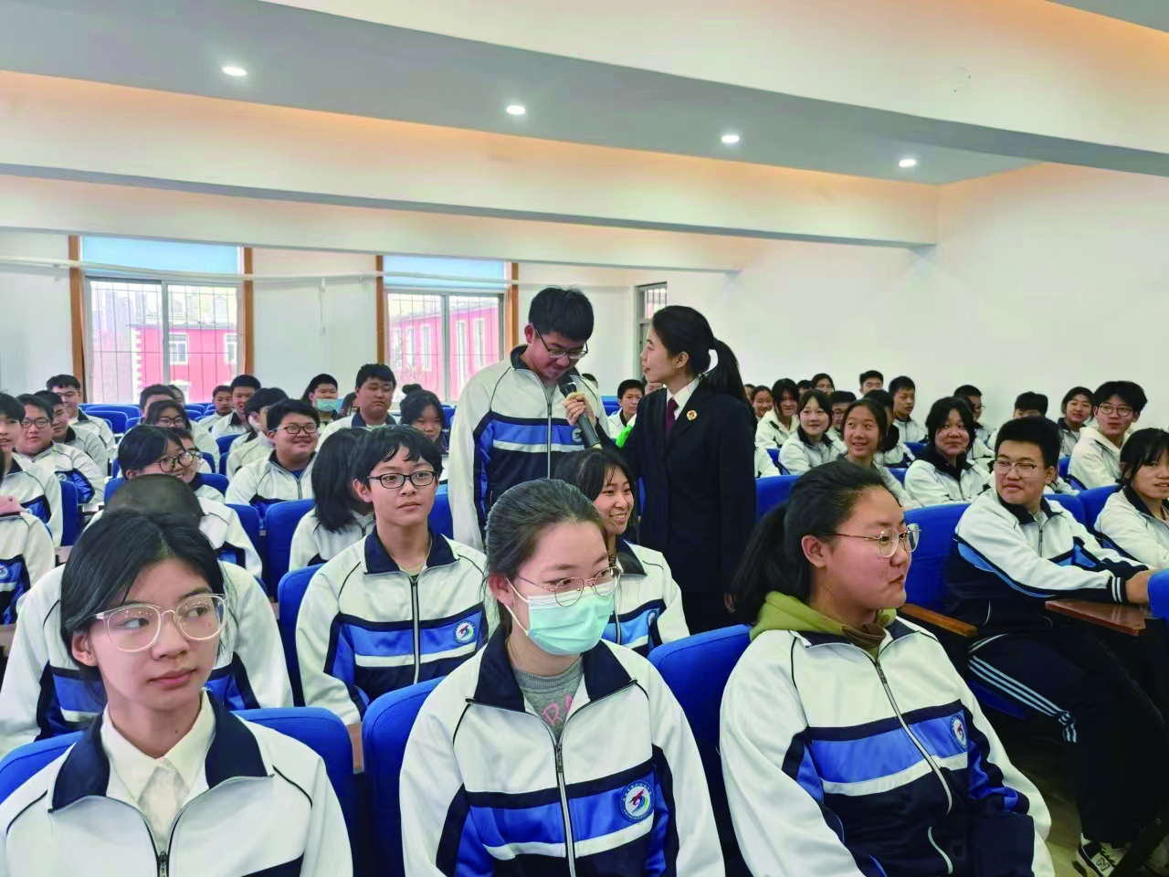 檢察官與同學(xué)互動