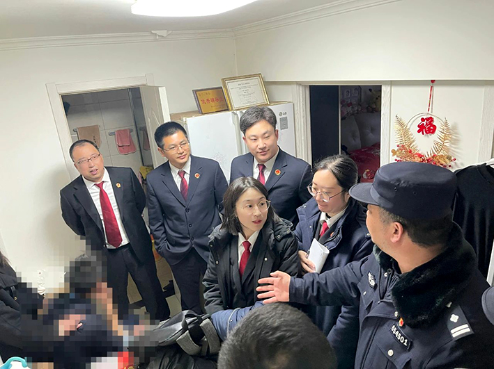 檢察官和民警將孩子送回母親的家