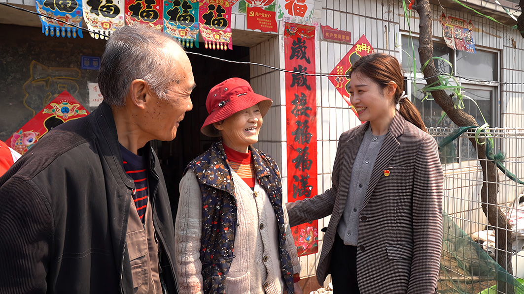 許云晶（右）和村民親如一家