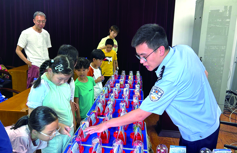 張士強(qiáng)制隔離戒毒所禁毒知識(shí)宣傳講座1