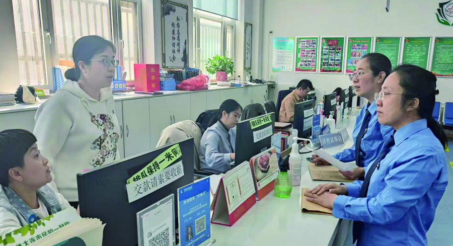 檢察官到社區(qū)走訪了解老人情況