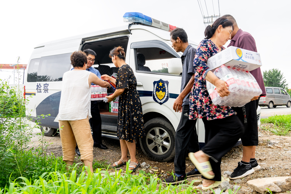 檢察干警向安置點(diǎn)運(yùn)送食品飲料