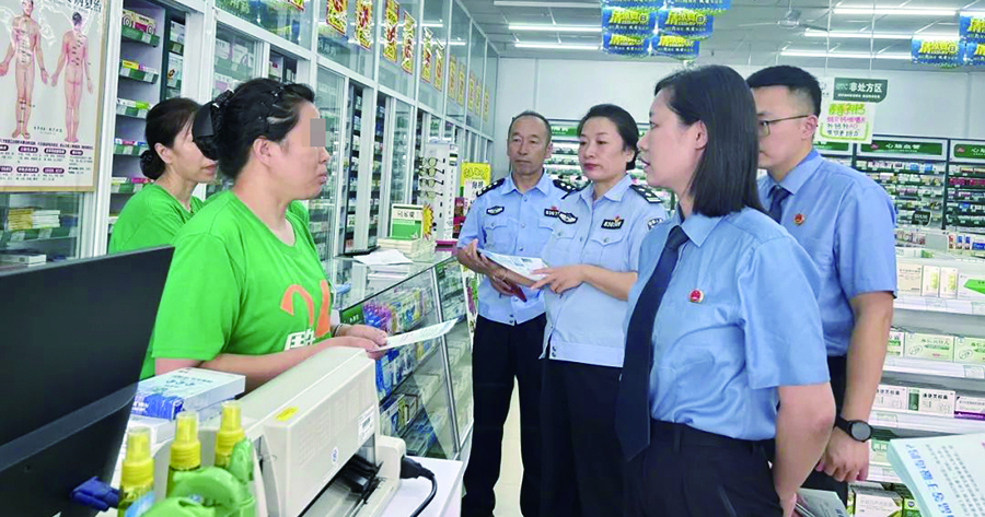 工作人員到藥房進行執(zhí)法檢查