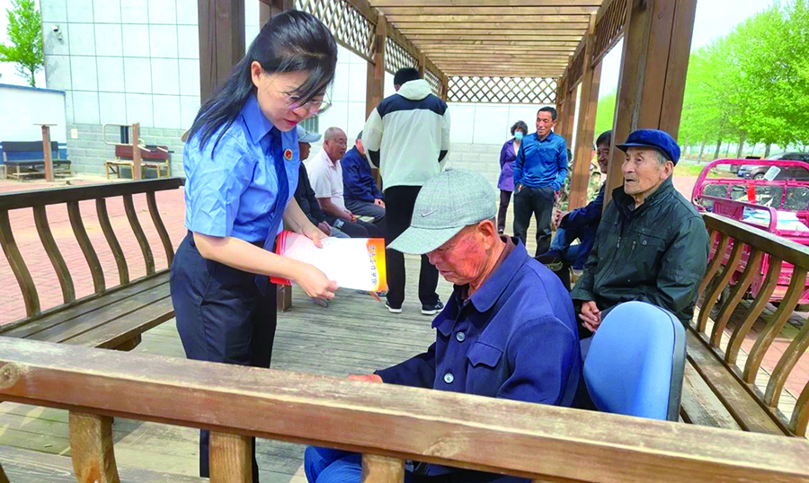 檢察官走進網(wǎng)格開展普法宣傳