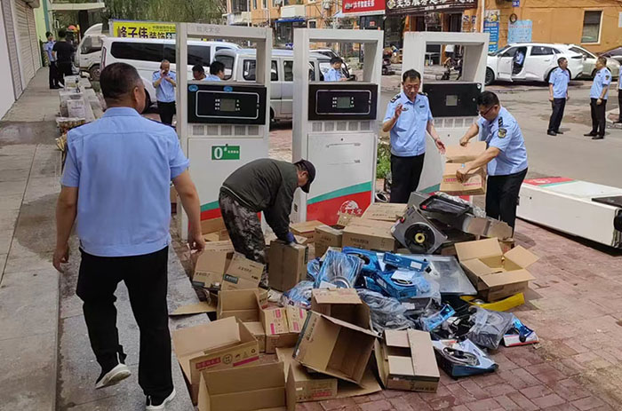 阜新市市場監(jiān)管局執(zhí)法大隊(duì)依法集中銷毀假冒偽劣燃?xì)庠罹吆妥鞅准佑蜋C(jī)。