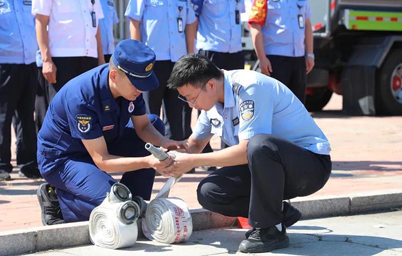 救援大隊教官與參訓(xùn)民警交流互動