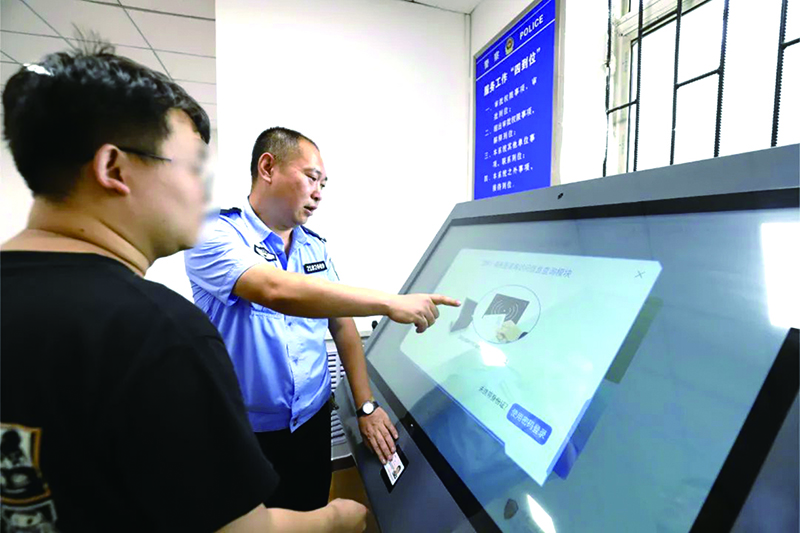 民警為罪犯家屬介紹信息查詢一體機(jī)（二題）