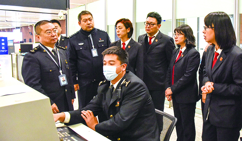 沈陽海關(guān)緝私局介紹海關(guān)查驗(yàn)的流程以及發(fā)現(xiàn)有走私犯罪嫌疑后的處置方式等