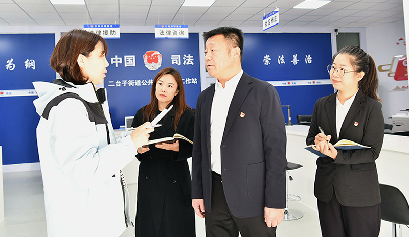 大東區(qū)司法局黨組書記、局長安宏陽（左三）向記者介紹司法所工作情況