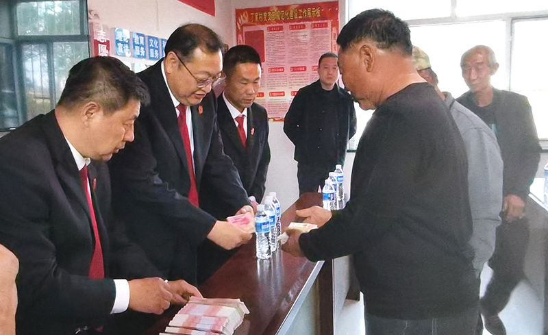 昌圖法院執(zhí)行局干警為農民工發(fā)放執(zhí)行案款