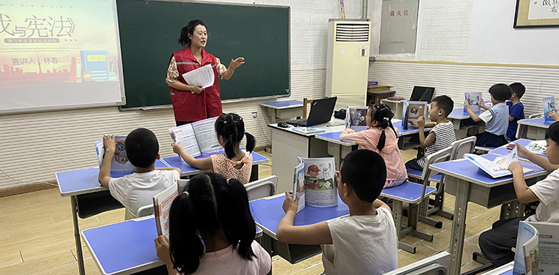 郭海燕組織開展送法進校園