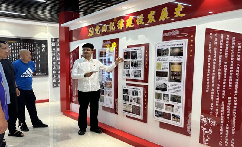 吳志權(quán)組織黨員走進(jìn)“黨課陣地”