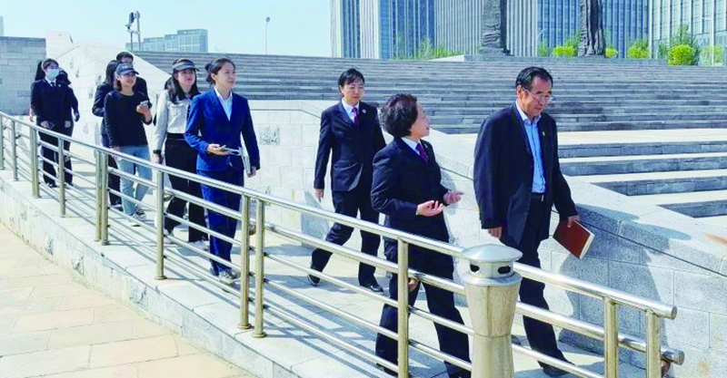 與人民監(jiān)督員開展無障礙環(huán)境建設實地考察