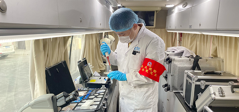 （二題配圖）工作人員現(xiàn)場對(duì)抽樣進(jìn)行檢測