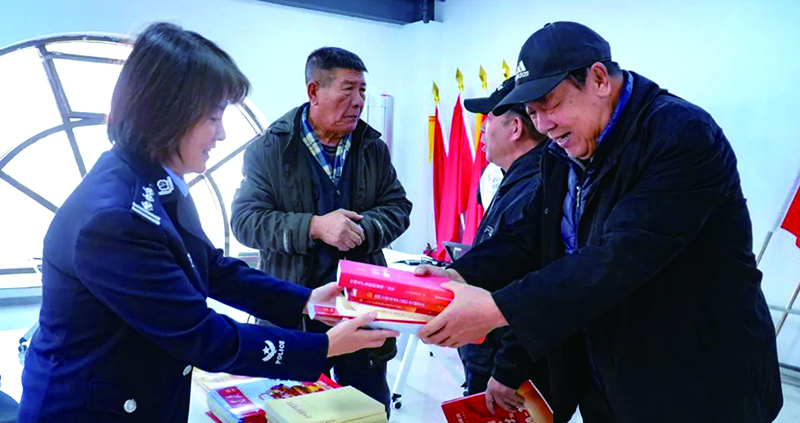 民警為退休黨員發(fā)放書籍