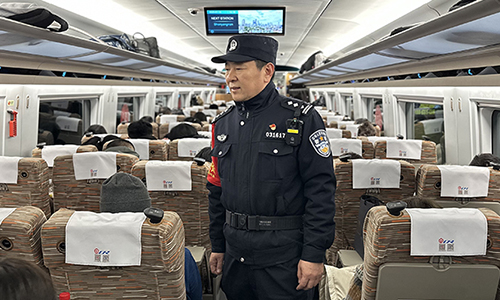 張旭正在列車(chē)上巡視