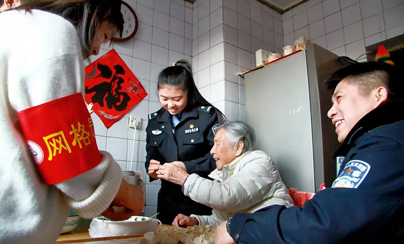 民警在張奶奶家包餃子