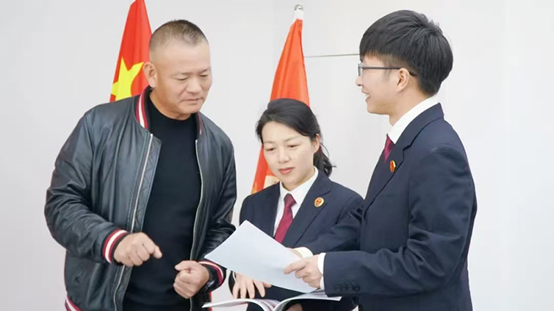 頭題主稿配圖，檢察官向企業(yè)經(jīng)營者進行法律宣講