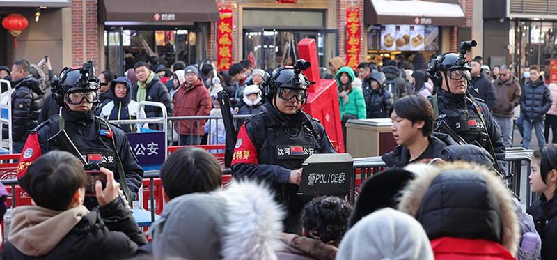 民警在游客密集處值守