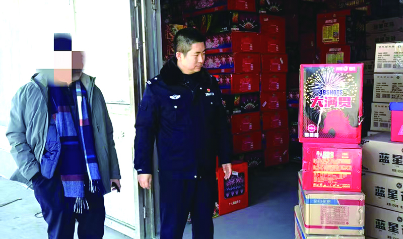 民警在一處庫房里查獲非法儲(chǔ)存的煙花爆竹