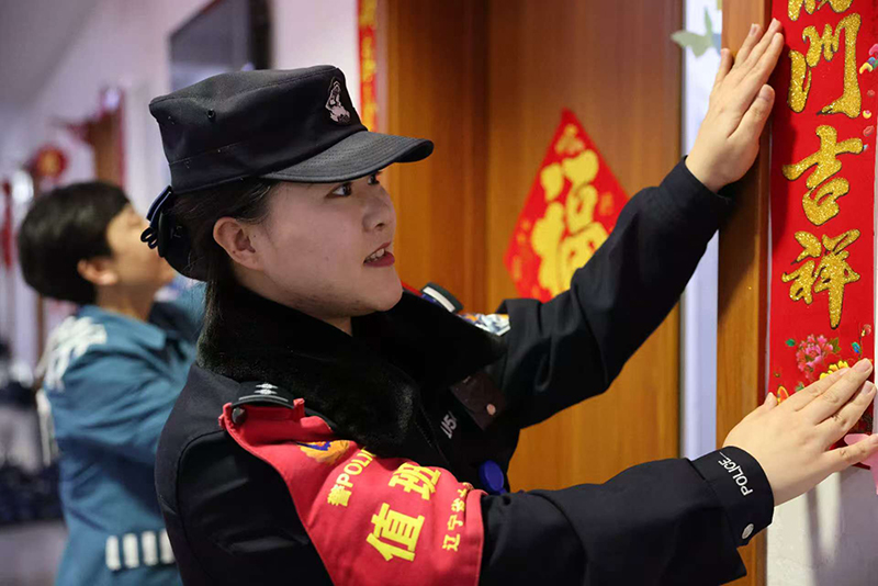 民警馬薪池組織罪犯貼對聯(lián)
