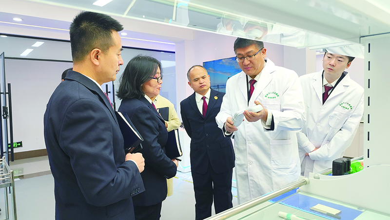 顧喜偉（右二）在講解要領(lǐng)