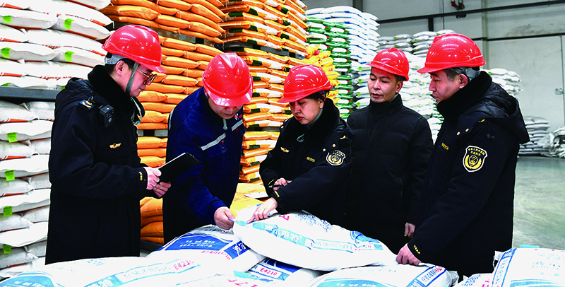 沈陽(yáng)市司法局有關(guān)人員到企業(yè)開(kāi)展執(zhí)法監(jiān)督走訪活動(dòng)。