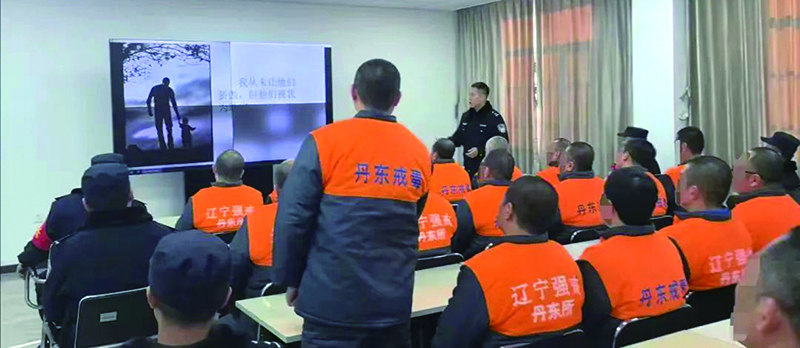 授課警察在課堂上強(qiáng)調(diào)家庭的重要性。