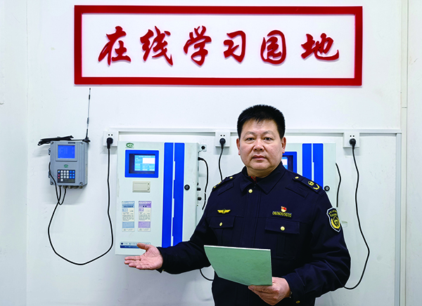 于文在丹東市執(zhí)法隊(duì)在線(xiàn)學(xué)習(xí)園地向執(zhí)法人員講解固定污染源自動(dòng)監(jiān)控現(xiàn)場(chǎng)檢查知識(shí)