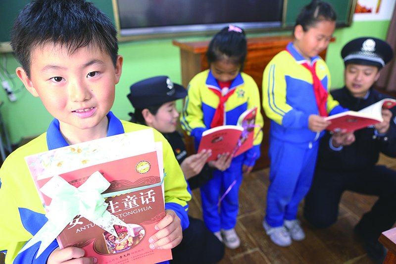 學(xué)雷鋒紀念日到來之際，本溪市橋北工業(yè)園分局北臺派出所民警本溪市橋北工業(yè)園分局北臺派出所民警走進校園開展關(guān)愛留守兒童活動