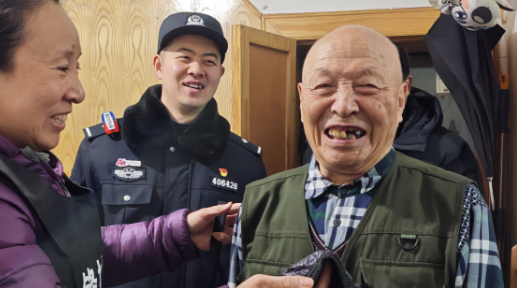 理過(guò)發(fā)的董鐵良老人喜笑顏開(kāi)