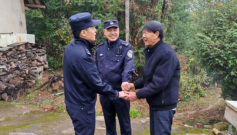 安志（左一）和楊益慰問(wèn)轄區(qū)孤寡老人。