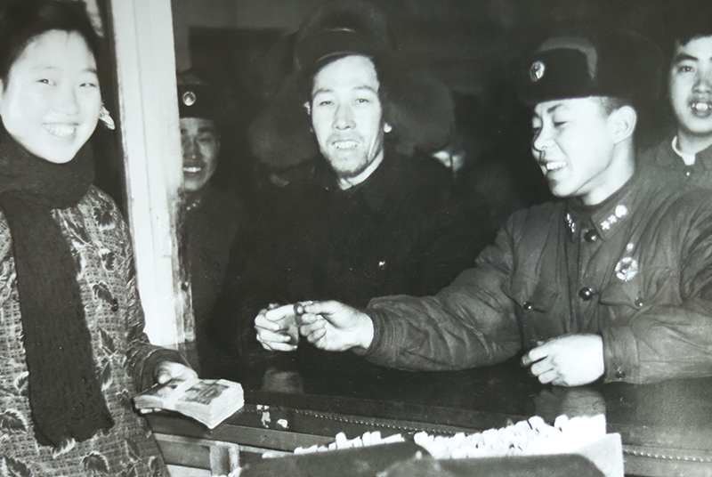 1950年，在梁金英（左一）的見(jiàn)證下，雷鋒（右二）向和平公社捐款100元現(xiàn)金