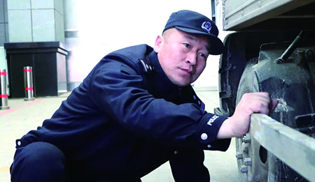 常哲對車輛進行核驗檢查