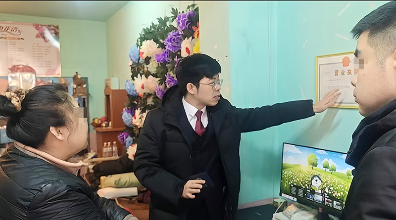 鞠理（中）對涉事花店店主釋法明理