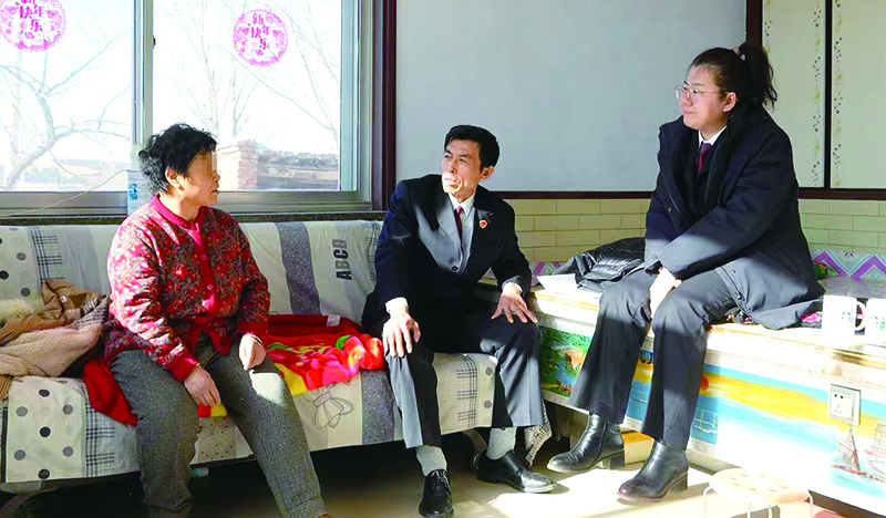 賴俊廷（左二）在蒙古族老人家中