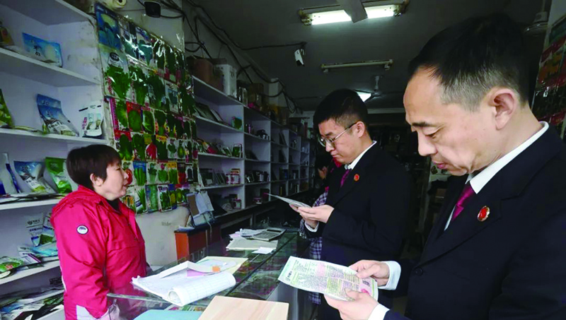 檢察干警對(duì)經(jīng)營(yíng)場(chǎng)所等進(jìn)行走訪